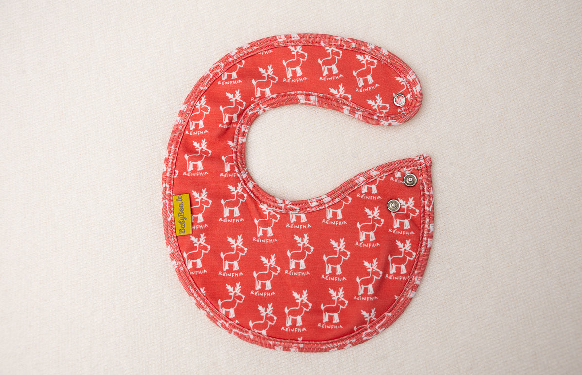 Red Réinfhía organic cotton LittleBoo baby bib
