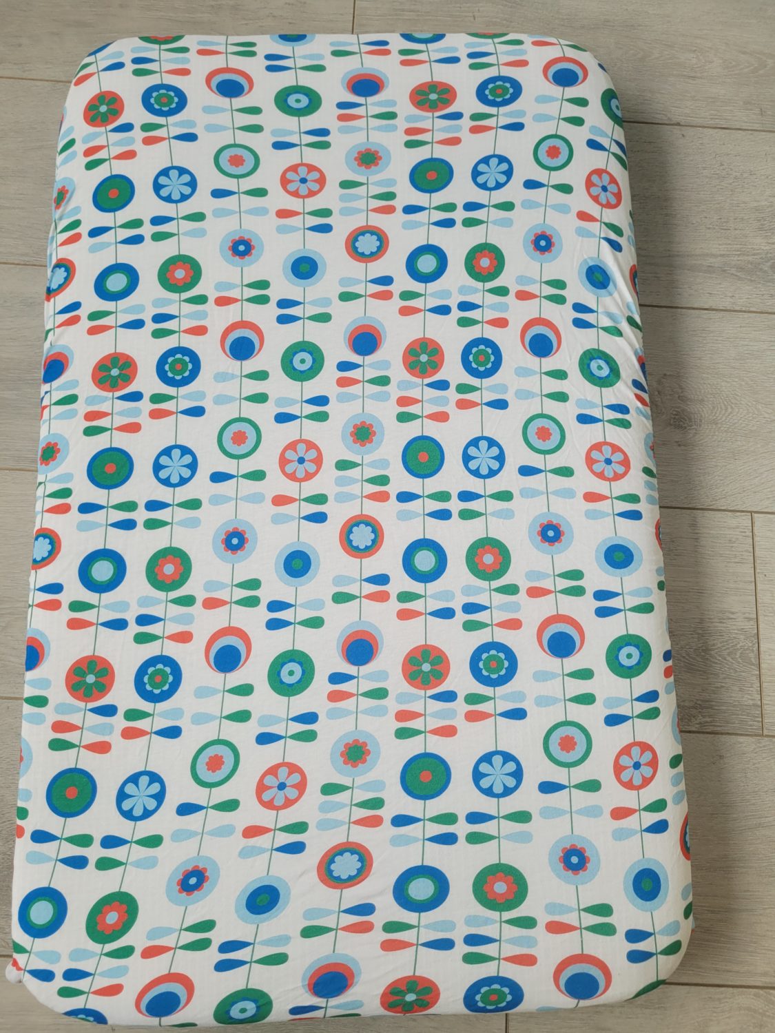 Scandinavian flowers organic cotton BeddyBoo fitted sheet