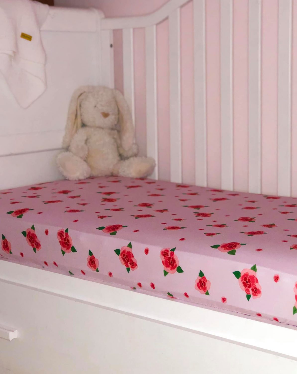 Roses organic cotton BeddyBoo fitted sheet
