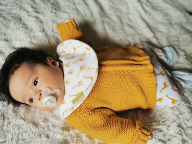 Tiktok Mystery bundle of newborn bibsO - Image 4